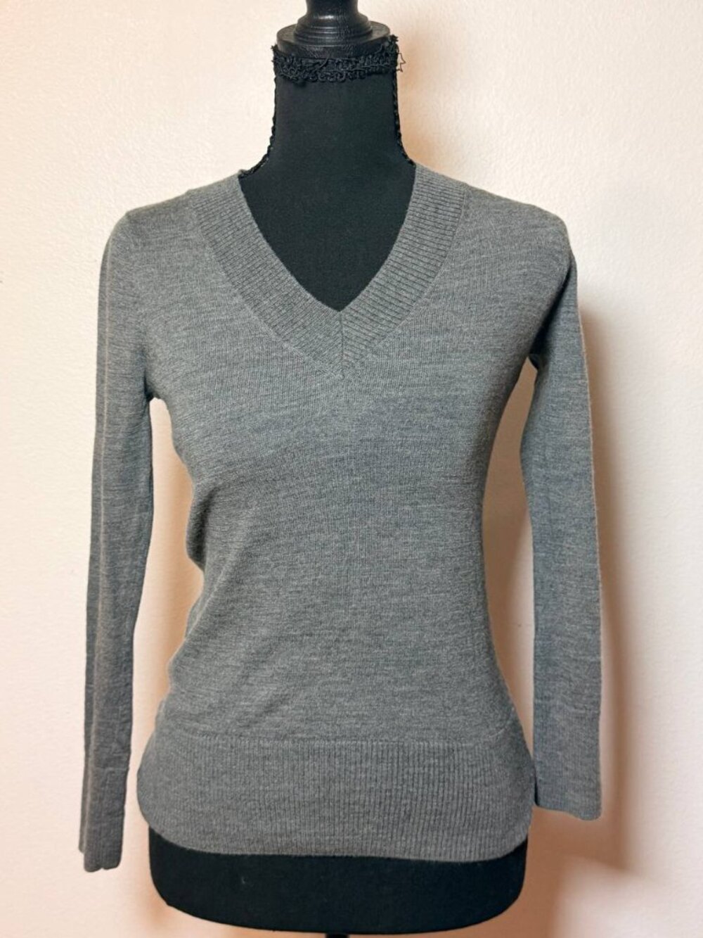 Gap Italian Merino Wool V-Neck Sweater Grey Classic Preppy Style